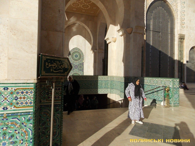 бабуся в халаті а ля далматин виходить з мечеті